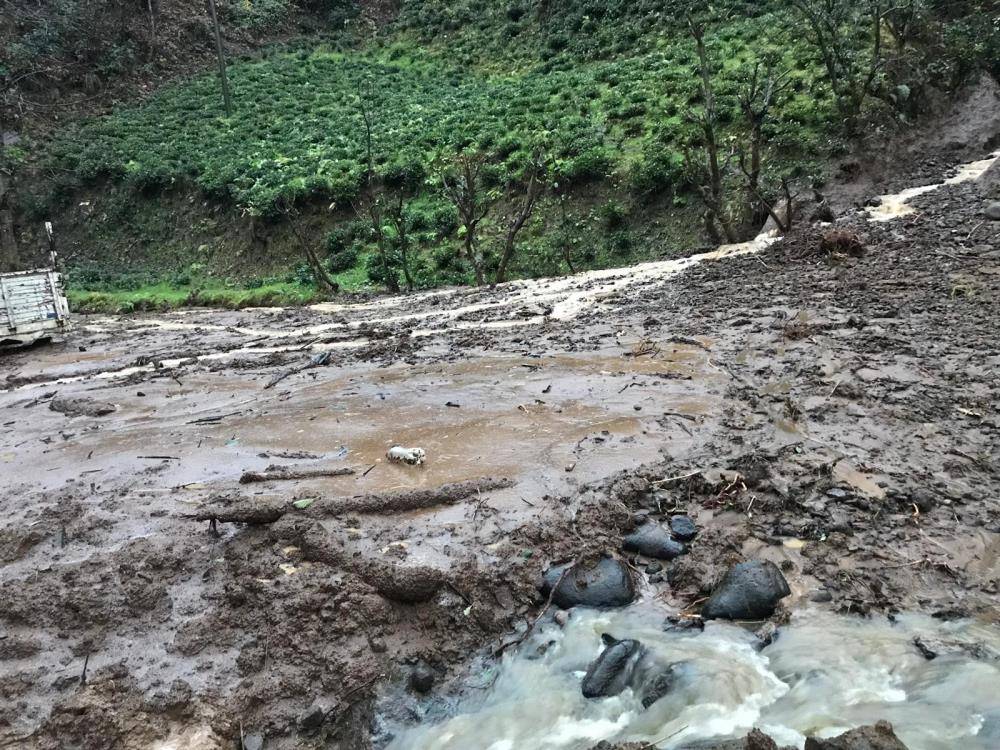 Rize'de sağanak sel ve heyelana yol açtı, yollar kapandı 1